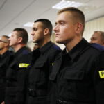 Ślubowanie nowo przyjętych funkcjonariuszy policji / Marzena Mąkosa / Radio Kielce