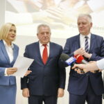 Konferencja prasowa wicepremiera Jarosława Gowina. Przedstawienie kandydatów na wójtów w wyborach samorządowych. Na zdjęciu (od lewej): Renata Janik - doradca ministra Jarosława Gowina, Tadeusz Tkaczyk - kandydat na wójta gminy Strawczyn i Jarosław Gowin - wicepremier  / Marzena Mąkosa / Radio Kielce