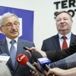 Konferencja prasowa wicepremiera Jarosława Gowina. Przedstawienie kandydatów na wójtów w wyborach samorządowych. Na zdjęciu (od lewej): Zdzisław Wrzałka - kandydat na wójta gminy Miedziana Góra i Robert Szydło - kandydat na wójta gminy Bogoria  / Marzena Mąkosa / Radio Kielce