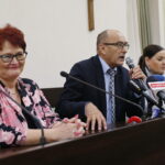 Konferencja prasowa zastępcy prezydenta Kielc Andrzeja Syguta poświęcona organizacji wyborów w mieście. Na zdjęciu (od lewej): Barbara Obara - zastępca dyrektora Wydziału Spraw Obywatelskich i Działalności Gospodarczej w Urzędzie Miasta Kielce, Andrzej Sygut - wiceprezydent Kielc i Anna Dusza-Ciechanowska - główny specjalista Referatu Ochrony Zdrowia i Profilaktyki Wydziału Edukacji, Kultury i Sportu Urzędu Miasta w Kielcach / Marzena Mąkosa / Radio Kielce