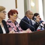 Konferencja prasowa zastępcy prezydenta Kielc Andrzeja Syguta poświęcona organizacji wyborów w mieście. Na zdjęciu (od lewej): Jadwiga Rzepińska - inspektor w Wydziale Spraw Obywatelskich i Działalności Gospodarczej w Urzędzie Miasta Kielce, Barbara Obara - zastępca dyrektora Wydziału Spraw Obywatelskich i Działalności Gospodarczej w Urzędzie Miasta Kielce, Andrzej Sygut - wiceprezydent Kielc i Anna Dusza-Ciechanowska - główny specjalista Referatu Ochrony Zdrowia i Profilaktyki Wydziału Edukacji, Kultury i Sportu Urzędu Miasta w Kielcach / Marzena Mąkosa / Radio Kielce