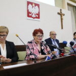 Konferencja prasowa zastępcy prezydenta Kielc Andrzeja Syguta poświęcona organizacji wyborów w mieście. Na zdjęciu (od lewej): Jadwiga Rzepińska - inspektor w Wydziale Spraw Obywatelskich i Działalności Gospodarczej w Urzędzie Miasta Kielce, Barbara Obara - zastępca dyrektora Wydziału Spraw Obywatelskich i Działalności Gospodarczej w Urzędzie Miasta Kielce, Andrzej Sygut - wiceprezydent Kielc i Anna Dusza-Ciechanowska - główny specjalista Referatu Ochrony Zdrowia i Profilaktyki Wydziału Edukacji, Kultury i Sportu Urzędu Miasta w Kielcach / Marzena Mąkosa / Radio Kielce