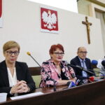 Konferencja prasowa zastępcy prezydenta Kielc Andrzeja Syguta poświęcona organizacji wyborów w mieście. Na zdjęciu (od lewej): Jadwiga Rzepińska - inspektor w Wydziale Spraw Obywatelskich i Działalności Gospodarczej w Urzędzie Miasta Kielce, Barbara Obara - zastępca dyrektora Wydziału Spraw Obywatelskich i Działalności Gospodarczej w Urzędzie Miasta Kielce, Andrzej Sygut - wiceprezydent Kielc i Anna Dusza-Ciechanowska - główny specjalista Referatu Ochrony Zdrowia i Profilaktyki Wydziału Edukacji, Kultury i Sportu Urzędu Miasta w Kielcach / Marzena Mąkosa / Radio Kielce