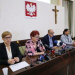 Konferencja prasowa zastępcy prezydenta Kielc Andrzeja Syguta poświęcona organizacji wyborów w mieście. Na zdjęciu (od lewej): Jadwiga Rzepińska - inspektor w Wydziale Spraw Obywatelskich i Działalności Gospodarczej w Urzędzie Miasta Kielce, Barbara Obara - zastępca dyrektora Wydziału Spraw Obywatelskich i Działalności Gospodarczej w Urzędzie Miasta Kielce, Andrzej Sygut - wiceprezydent Kielc i Anna Dusza-Ciechanowska - główny specjalista Referatu Ochrony Zdrowia i Profilaktyki Wydziału Edukacji, Kultury i Sportu Urzędu Miasta w Kielcach / Marzena Mąkosa / Radio Kielce
