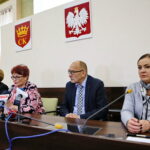 Konferencja prasowa zastępcy prezydenta Kielc Andrzeja Syguta poświęcona organizacji wyborów w mieście. Na zdjęciu (od lewej): Jadwiga Rzepińska - inspektor w Wydziale Spraw Obywatelskich i Działalności Gospodarczej w Urzędzie Miasta Kielce, Barbara Obara - zastępca dyrektora Wydziału Spraw Obywatelskich i Działalności Gospodarczej w Urzędzie Miasta Kielce, Andrzej Sygut - wiceprezydent Kielc i Anna Dusza-Ciechanowska - główny specjalista Referatu Ochrony Zdrowia i Profilaktyki Wydziału Edukacji, Kultury i Sportu Urzędu Miasta w Kielcach / Marzena Mąkosa / Radio Kielce