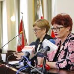 Konferencja prasowa zastępcy prezydenta Kielc Andrzeja Syguta poświęcona organizacji wyborów w mieście. Na zdjęciu (od lewej: Jadwiga Rzepińska - inspektor w Wydziale Spraw Obywatelskich i Działalności Gospodarczej w Urzędzie Miasta Kielce i Barbara Obara - zastępca dyrektora Wydziału Spraw Obywatelskich i Działalności Gospodarczej w Urzędzie Miasta Kielce / Marzena Mąkosa / Radio Kielce