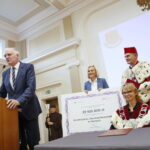 Inauguracja roku akademickiego na Uniwersytecie Jana Kochanowskiego w Kielcach. Przekazanie czeku dla Uniwersytetu Jana Kochanowskiego w Kielcach. Przemawia wicepremier Jarosław Gowin  / Marzena Mąkosa / Radio Kielce