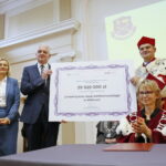 Inauguracja roku akademickiego na Uniwersytecie Jana Kochanowskiego w Kielcach. Przekazanie czeku dla Uniwersytetu Jana Kochanowskiego w Kielcach  / Marzena Mąkosa / Radio Kielce