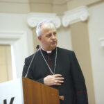 Inauguracja roku akademickiego na Uniwersytecie Jana Kochanowskiego w Kielcach. Przemawia biskup Jan Piotrowski  / Marzena Mąkosa / Radio Kielce