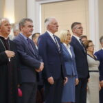 Inauguracja roku akademickiego na Uniwersytecie Jana Kochanowskiego w Kielcach. Na zdjęciu (od lewej): biskup Jan Piotrowski, Wojciech Lubawski - prezydent Kielc, wicepremier Jarosław Gowin, Renata Janik - doradca ministra Jarosława Gowina, Adam Jarubas - marszałek województwa świętokrzyskiego, Agata Wojtyszek - wojewoda świętokrzyski i Krzysztof Słoń - senator RP / Marzena Mąkosa / Radio Kielce