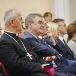 Inauguracja roku akademickiego na Uniwersytecie Jana Kochanowskiego w Kielcach. Na zdjęciu (od lewej): biskup Jan Piotrowski i Wojciech Lubawski - prezydent Kielc  / Marzena Mąkosa / Radio Kielce