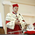 Inauguracja roku akademickiego na Uniwersytecie Jana Kochanowskiego w Kielcach. Przemawia: prof. dr hab. Jacek Semaniak - rektor Uniwersytetu Jana Kochanowskiego / Marzena Mąkosa / Radio Kielce