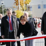 Otwarcie kompleksu boisk sportowych oraz siłowni zewnętrznej przy VII LO im. J.Piłsudskiego. Przecięcie wstęgi / Marzena Mąkosa / Radio Kielce