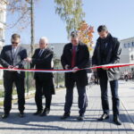 Otwarcie kompleksu boisk sportowych oraz siłowni zewnętrznej przy VII LO im. J.Piłsudskiego. Przecięcie wstęgi / Marzena Mąkosa / Radio Kielce