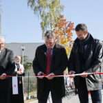 Otwarcie kompleksu boisk sportowych oraz siłowni zewnętrznej przy VII LO im. J.Piłsudskiego. Przecięcie wstęgi / Marzena Mąkosa / Radio Kielce