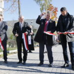 Otwarcie kompleksu boisk sportowych oraz siłowni zewnętrznej przy VII LO im. J.Piłsudskiego. Przecięcie wstęgi / Marzena Mąkosa / Radio Kielce