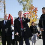 Otwarcie kompleksu boisk sportowych oraz siłowni zewnętrznej przy VII LO im. J.Piłsudskiego. Przecięcie wstęgi / Marzena Mąkosa / Radio Kielce