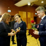 Gala "Czyste serca". Na zdjęciu nagrodę wręczają Krzysztof Słoń - senator RP i Agata Wojtyszek - wojewoda świętokrzyski / Marzena Mąkosa / Radio Kielce