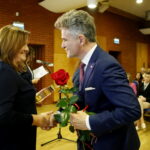 Gala "Czyste serca". Na zdjęciu nagrodę wręcza Krzysztof Słoń - senator RP / Marzena Mąkosa / Radio Kielce