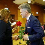 Gala "Czyste serca". Na zdjęciu nagrodę wręcza Krzysztof Słoń - senator RP / Marzena Mąkosa / Radio Kielce