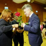 Gala "Czyste serca". Na zdjęciu nagrodę wręczają Krzysztof Słoń - senator RP i Agata Wojtyszek - wojewoda świętokrzyski / Marzena Mąkosa / Radio Kielce