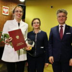 Gala "Czyste serca". Na zdjęciu nagrodę wręczają Krzysztof Słoń - senator RP i Agata Wojtyszek - wojewoda świętokrzyski / Marzena Mąkosa / Radio Kielce