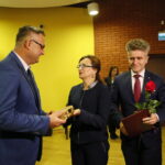 Gala "Czyste serca". Na zdjęciu nagrodę wręczają Krzysztof Słoń - senator RP i Agata Wojtyszek - wojewoda świętokrzyski / Marzena Mąkosa / Radio Kielce