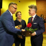 Gala "Czyste serca". Na zdjęciu nagrodę wręczają Krzysztof Słoń - senator RP i Agata Wojtyszek - wojewoda świętokrzyski / Marzena Mąkosa / Radio Kielce