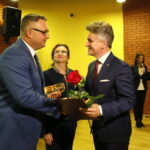 Gala "Czyste serca". Na zdjęciu nagrodę wręczają Krzysztof Słoń - senator RP i Agata Wojtyszek - wojewoda świętokrzyski / Marzena Mąkosa / Radio Kielce