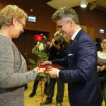 Gala "Czyste serca". Na zdjęciu nagrodę wręczają Krzysztof Słoń - senator RP i Agata Wojtyszek - wojewoda świętokrzyski / Marzena Mąkosa / Radio Kielce
