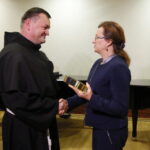 Gala "Czyste serca". Na zdjęciu nagrodę wręcza Agata Wojtyszek - wojewoda świętokrzyski / Marzena Mąkosa / Radio Kielce