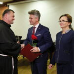 Gala "Czyste serca". Na zdjęciu nagrodę wręczają Krzysztof Słoń - senator RP i Agata Wojtyszek - wojewoda świętokrzyski / Marzena Mąkosa / Radio Kielce