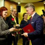 Gala "Czyste serca". Na zdjęciu nagrodę wręczają Krzysztof Słoń - senator RP i Agata Wojtyszek - wojewoda świętokrzyski / Marzena Mąkosa / Radio Kielce