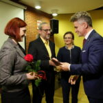 Gala "Czyste serca". Na zdjęciu nagrodę wręczają Krzysztof Słoń - senator RP i Agata Wojtyszek - wojewoda świętokrzyski / Marzena Mąkosa / Radio Kielce