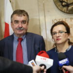 Podpisanie umów na szerokopasmowy internet dla szkół w Liceum Ogólnokształcącym im. J. Piłsudskiego w Kielcach. Briefing prasowy. Na zdjęciu (od lewej): Wojciech Lubawski - prezydent Kielc, Agata Wojtyszek - wojewoda świętokrzyski / Marzena Mąkosa / Radio Kielce