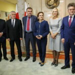 Podpisanie umów na szerokopasmowy internet dla szkół w Liceum Ogólnokształcącym im. J. Piłsudskiego w Kielcach. Briefing prasowy / Marzena Mąkosa / Radio Kielce