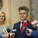 Podpisanie umów na szerokopasmowy internet dla szkół w Liceum Ogólnokształcącym im. J. Piłsudskiego w Kielcach. Briefing prasowy. Na zdjęciu (od lewej): Renata Janik - doradca ministra Jarosława Gowina i Krzysztof Słoń - senator RP / Marzena Mąkosa / Radio Kielce