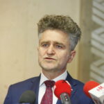 Podpisanie umów na szerokopasmowy internet dla szkół w Liceum Ogólnokształcącym im. J. Piłsudskiego w Kielcach. Briefing prasowy. Na zdjęciu: Krzysztof Słoń - senator RP / Marzena Mąkosa / Radio Kielce