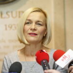 Podpisanie umów na szerokopasmowy internet dla szkół w Liceum Ogólnokształcącym im. J. Piłsudskiego w Kielcach. Briefing prasowy. Renata Janik - doradca ministra Jarosława Gowina / Marzena Mąkosa / Radio Kielce