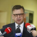 Podpisanie umów na szerokopasmowy internet dla szkół w Liceum Ogólnokształcącym im. J. Piłsudskiego w Kielcach. Briefing prasowy. Na zdjęciu: Tomasz Pleban - wicekurator oświaty / Marzena Mąkosa / Radio Kielce