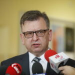 Podpisanie umów na szerokopasmowy internet dla szkół w Liceum Ogólnokształcącym im. J. Piłsudskiego w Kielcach. Briefing prasowy. Na zdjęciu: Tomasz Pleban - wicekurator oświaty / Marzena Mąkosa / Radio Kielce