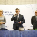 Podpisanie umów na szerokopasmowy internet dla szkół w Liceum Ogólnokształcącym im. J. Piłsudskiego w Kielcach. Na zdjęciu (od lewej): Renata Janik - doradca ministra Jarosława Gowina, Tomasz Pleban - świętokrzyski kurator oświaty / Marzena Mąkosa / Radio Kielce