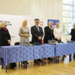 Podpisanie umów na szerokopasmowy internet dla szkół w Liceum Ogólnokształcącym im. J. Piłsudskiego w Kielcach / Marzena Mąkosa / Radio Kielce