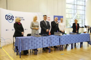 Podpisanie umów na szerokopasmowy internet dla szkół w Liceum Ogólnokształcącym im. J. Piłsudskiego w Kielcach / Marzena Mąkosa / Radio Kielce