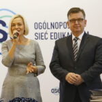 Podpisanie umów na szerokopasmowy internet dla szkół w Liceum Ogólnokształcącym im. J. Piłsudskiego w Kielcach / Marzena Mąkosa / Radio Kielce