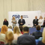 Podpisanie umów na szerokopasmowy internet dla szkół w Liceum Ogólnokształcącym im. J. Piłsudskiego w Kielcach / Marzena Mąkosa / Radio Kielce