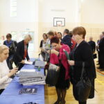 Podpisanie umów na szerokopasmowy internet dla szkół w Liceum Ogólnokształcącym im. J. Piłsudskiego w Kielcach / Marzena Mąkosa / Radio Kielce