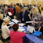 Podpisanie umów na szerokopasmowy internet dla szkół w Liceum Ogólnokształcącym im. J. Piłsudskiego w Kielcach / Marzena Mąkosa / Radio Kielce