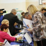 Podpisanie umów na szerokopasmowy internet dla szkół w Liceum Ogólnokształcącym im. J. Piłsudskiego w Kielcach / Marzena Mąkosa / Radio Kielce