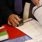 Podpisanie umów na szerokopasmowy internet dla szkół w Liceum Ogólnokształcącym im. J. Piłsudskiego w Kielcach / Marzena Mąkosa / Radio Kielce